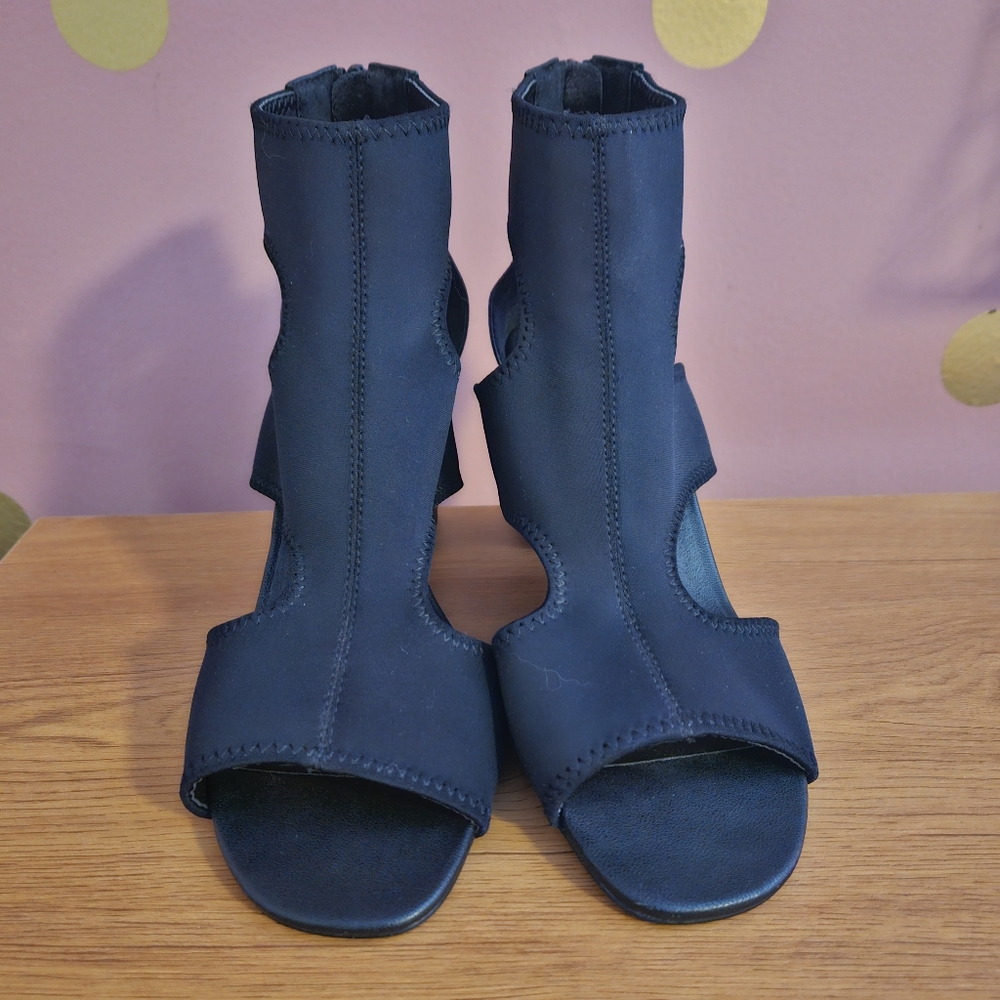 Donald/Pliner Black Heels - Picture 6 of 9